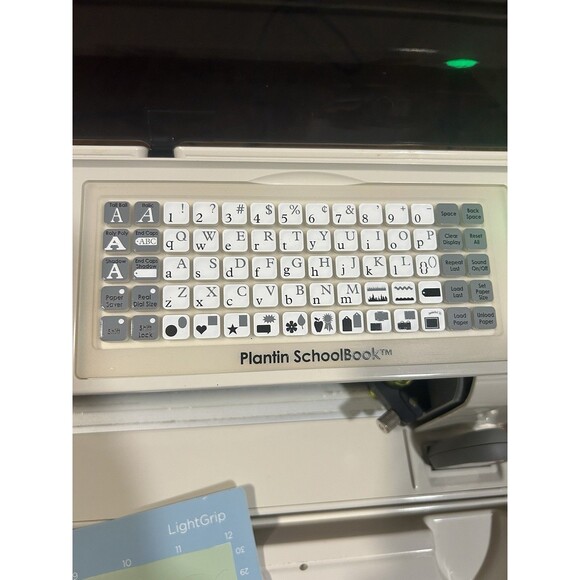Cricut Expression 12" x 24" Capacity Personal Electronic Cutter Machine CREX001 - Picture 7 of 9